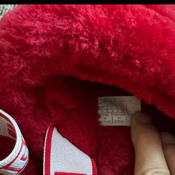 UGG Fuzzy Slippers Yeah Slide Red Slippers - Picture 7 of 7